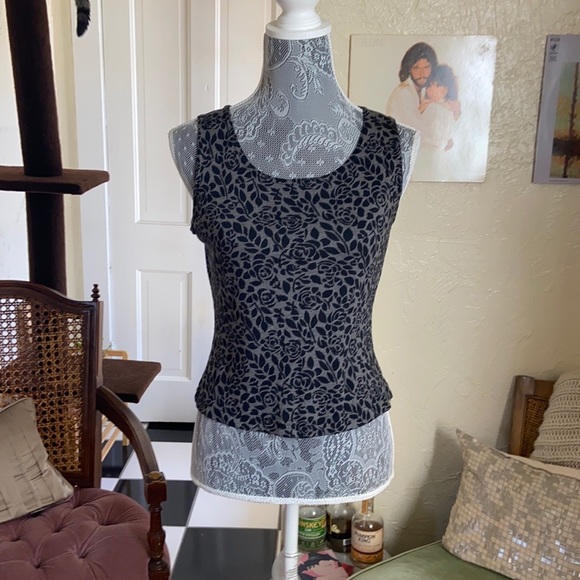 Cropped tank top, shaded floral pattern. - Picture 2 of 4